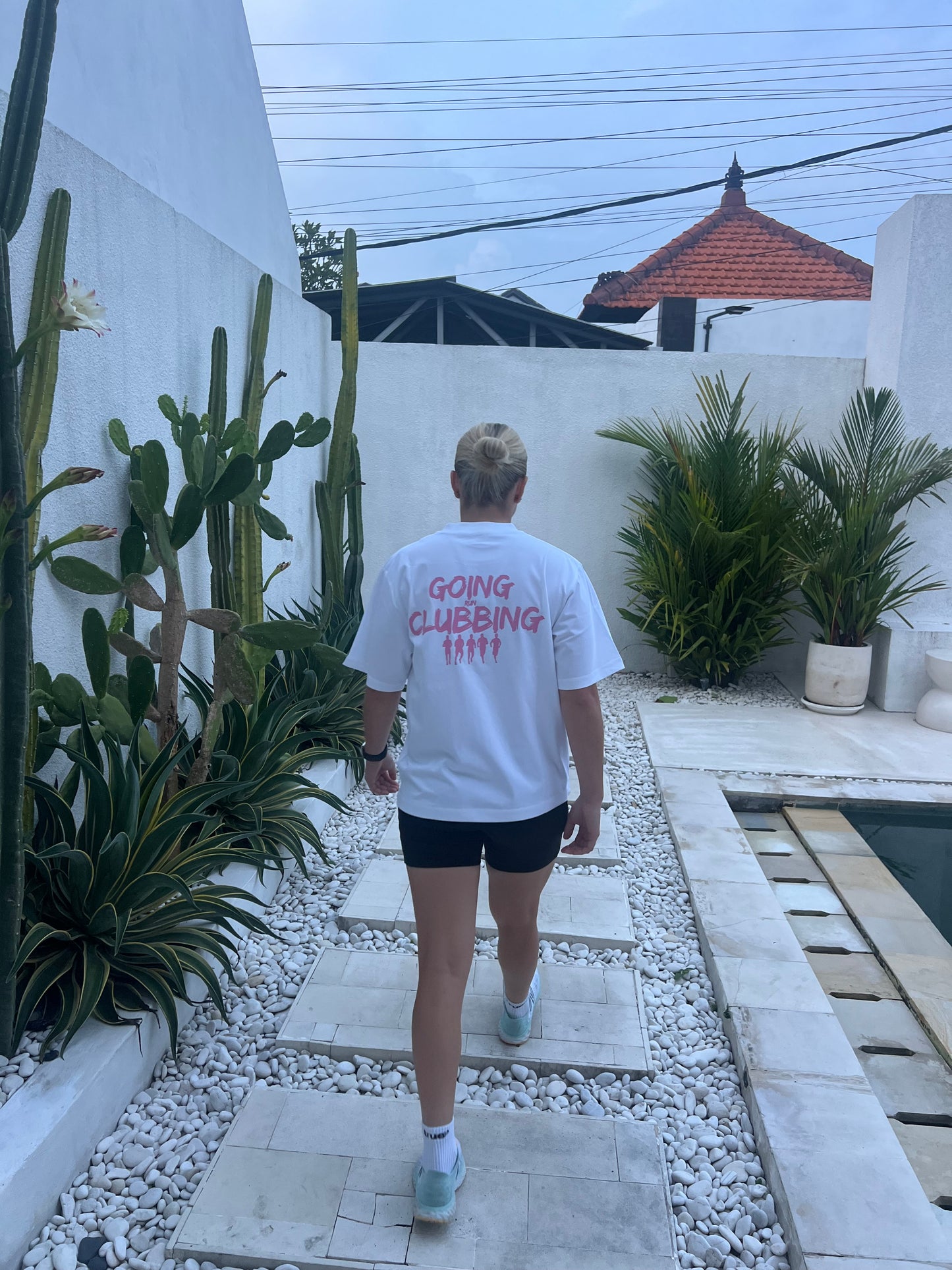 Run Clubbing Tee - White w/Pink